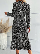 Robe mi-longue imprimée à manches volantées et col en V